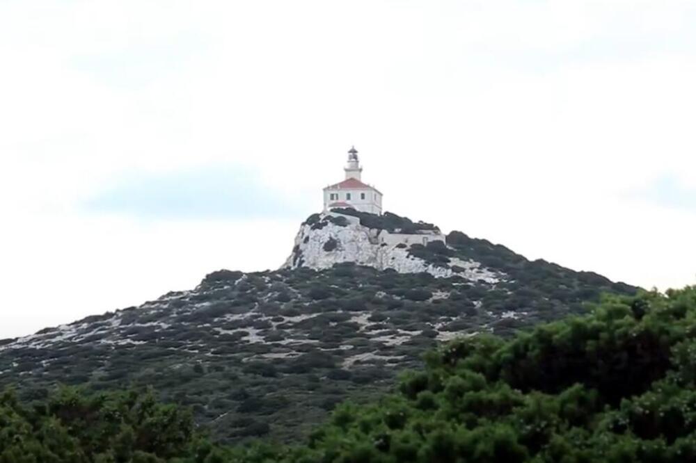 Kamen u plavetnilu i čuvar svetlosti: Ostrvo koje nećete naći na razglednicama, ali ćete ga zauvek nositi u srcu!