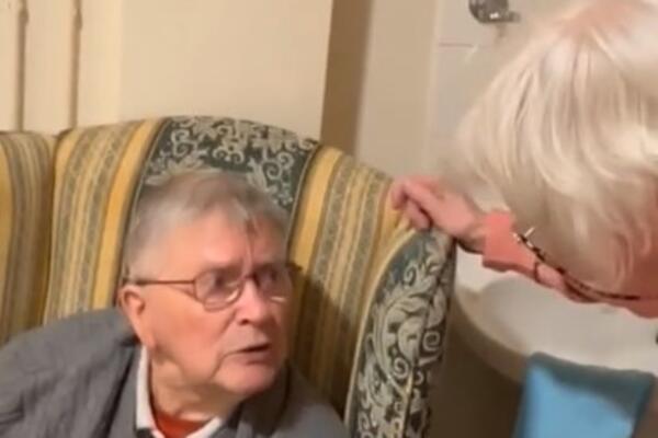 Baka i Deka se sreli posle 30 godina: Dirljiva scena rasplakala ceo starački dom, pogledajte! (VIDEO)