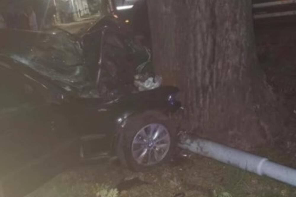 Teška nesreća u Kraljevu: Automobil potpuno smrskan, zakucao se u drvo, vozač teže povređen! (FOTO)