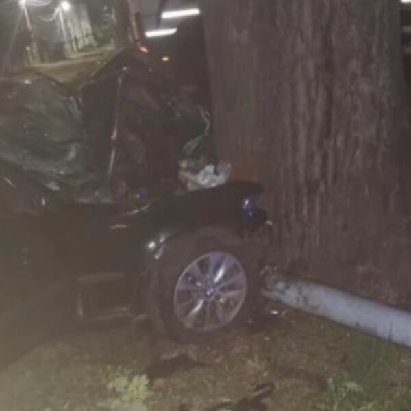 Teška nesreća u Kraljevu: Automobil potpuno smrskan, zakucao se u drvo, vozač teže povređen! (FOTO)