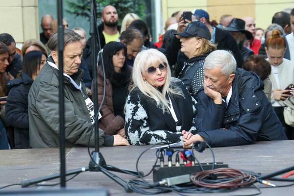 Hanku Paldum savladale emocije: Pevačici pozlilo prilikom potresnog govora, evo u kakvom je stanju