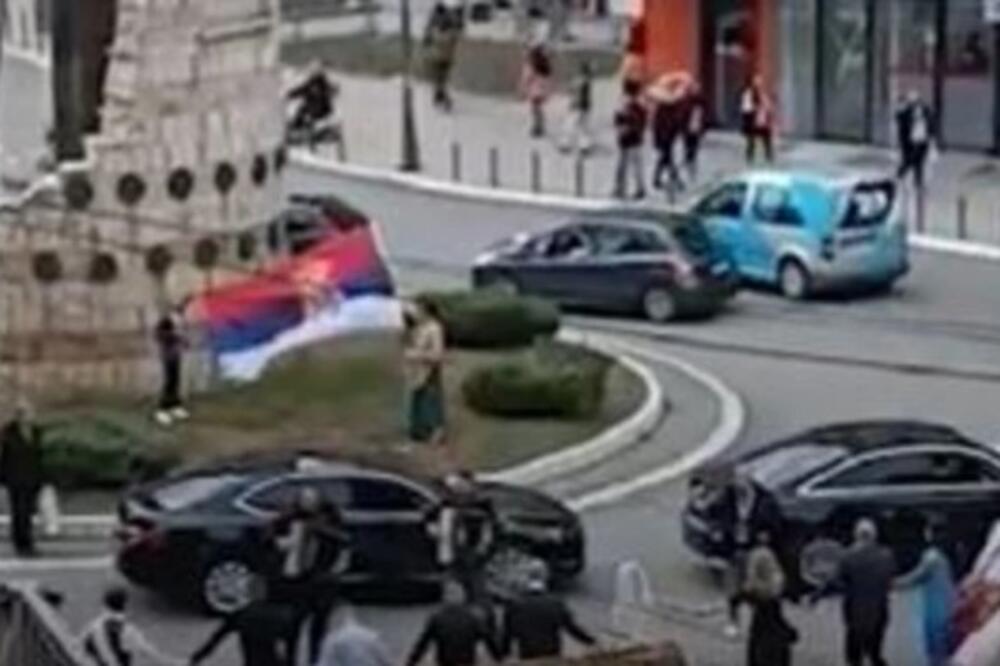 Šou u Kosovskoj Mitrovici: Vijorila se srpska trobojka, svatovi blokirali saobraćaj i zaigrali kolce! (VIDEO)