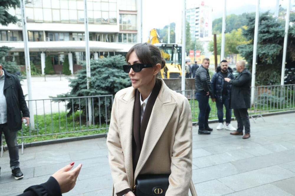 NAKON ŠTO JE ZAUSTAVLJENA NA GRANICI, STIGLA NA HALIDOVU SAHRANU! Emina sva utučena, pre smrti mu poslala OVO