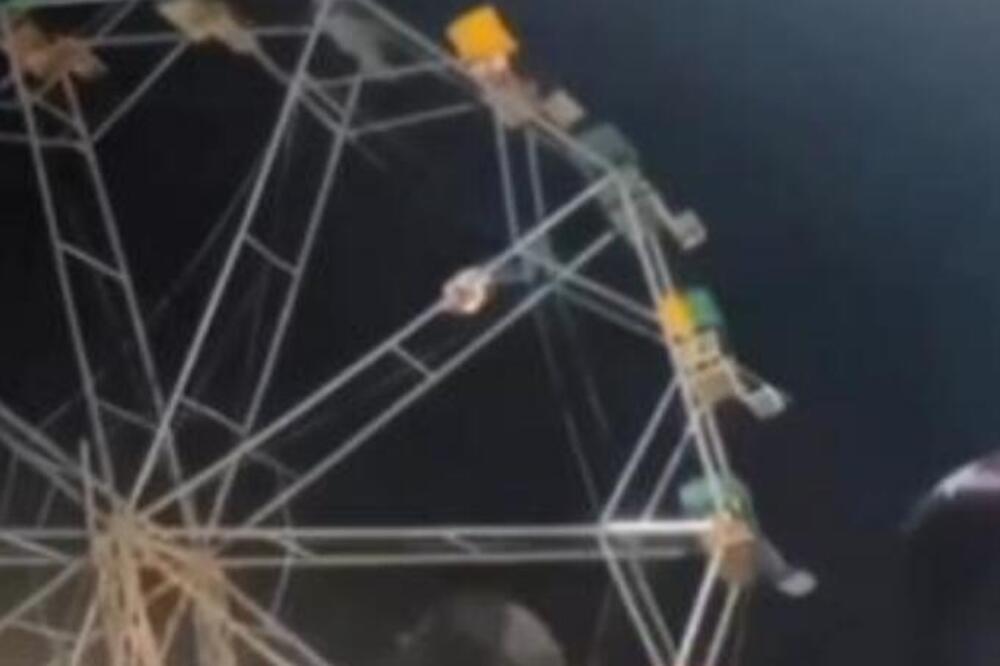 Muškarac ispao iz sedišta tokom vožnje u luna-parku! Visio sa mentalne konstrukcije, prizor koji ledi krv! (VIDEO)