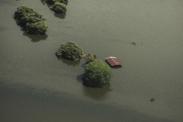 Mesta odsečena od sveta! Razarajuće oluje nose sve pred sobom, svet obilaze zastrašujuće scene - staradalo i dete!
