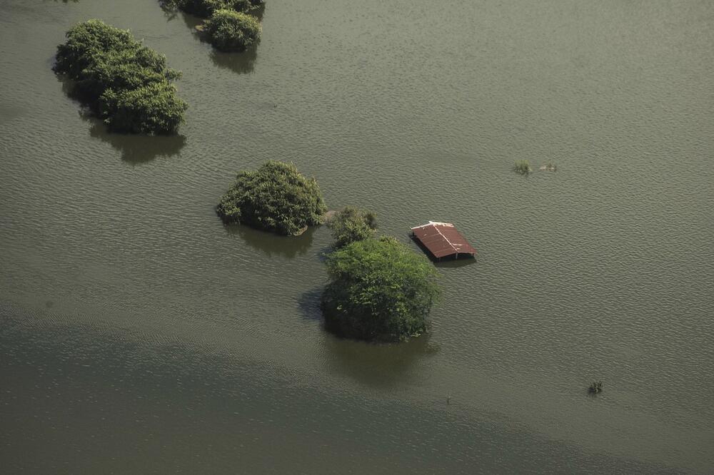 Mesta odsečena od sveta! Razarajuće oluje nose sve pred sobom, svet obilaze zastrašujuće scene - staradalo i dete!