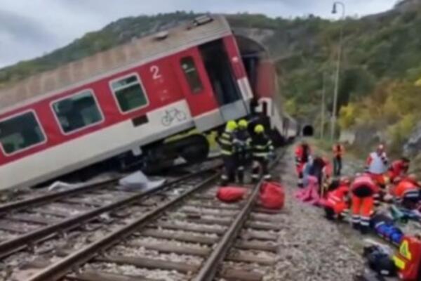 Užasan sudar vozova u Slovačkoj: Povređen veliki broj putnika, spasavanje ljudi u toku, poslat helikopter! (VIDEO)