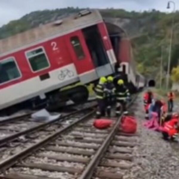 Užasan sudar vozova u Slovačkoj: Povređen veliki broj putnika, spasavanje ljudi u toku, poslat helikopter! (VIDEO)