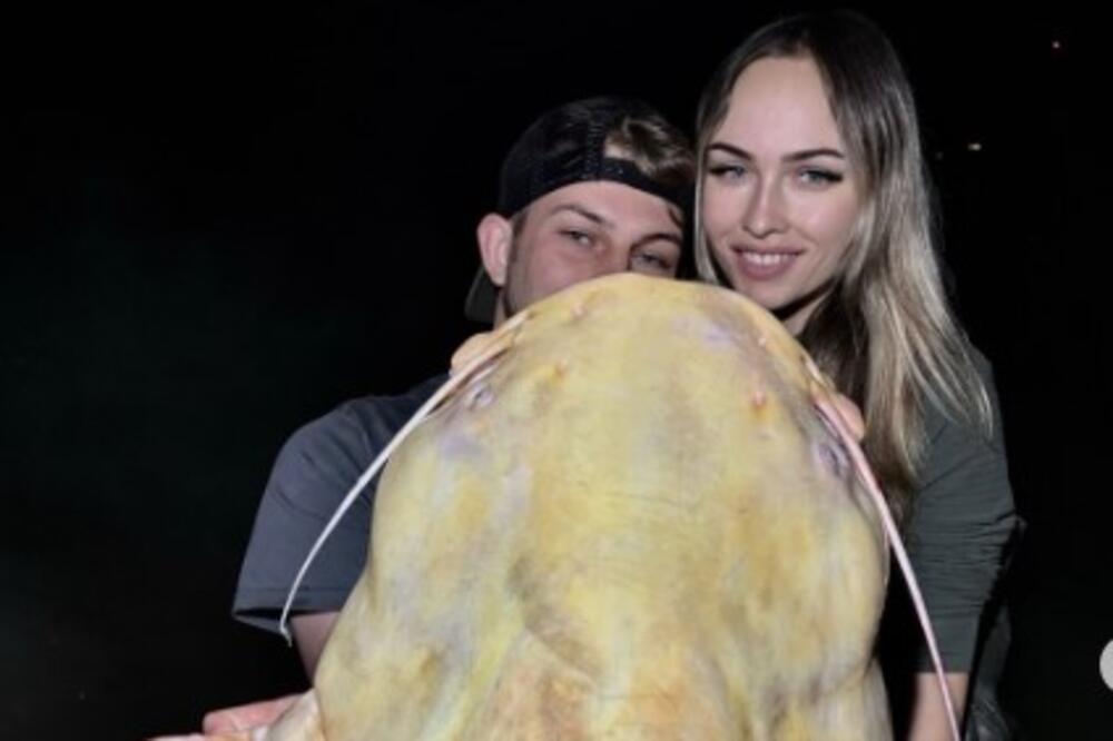 Poveo devojku na brod u provod, a onda ulovio belog diva: Osetio "moć" na štapu, ovo je genetski poremećaj! (VIDEO)