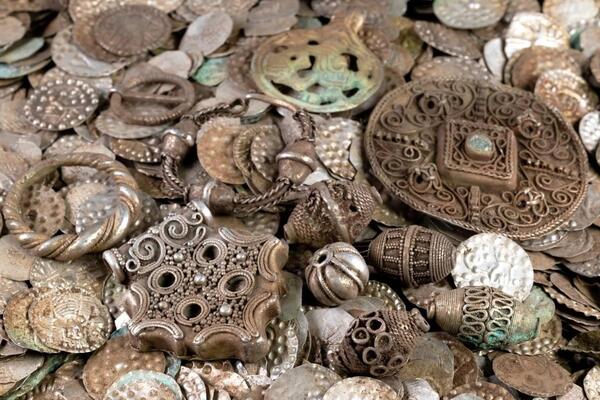 Pecaroš kopao kako bi uhvatio crviće pa našao 6 kila ovoga! Potiče iz srednjeg veka, ovo je ludilo! (FOTO)