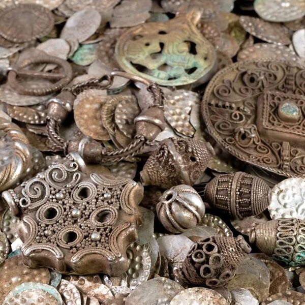 Pecaroš kopao kako bi uhvatio crviće pa našao 6 kila ovoga! Potiče iz srednjeg veka, ovo je ludilo! (FOTO)