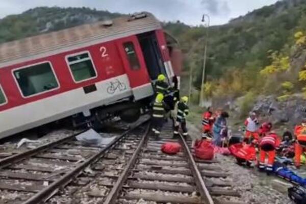 Mašinovođa iskočio iz voza kad je shvatio da ne može da izbegne sudar! Preko 90 osoba povređeno u Slovačkoj (VIDEO)