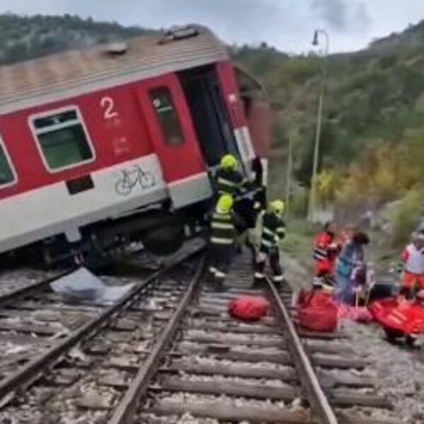 Mašinovođa iskočio iz voza kad je shvatio da ne može da izbegne sudar! Preko 90 osoba povređeno u Slovačkoj (VIDEO)
