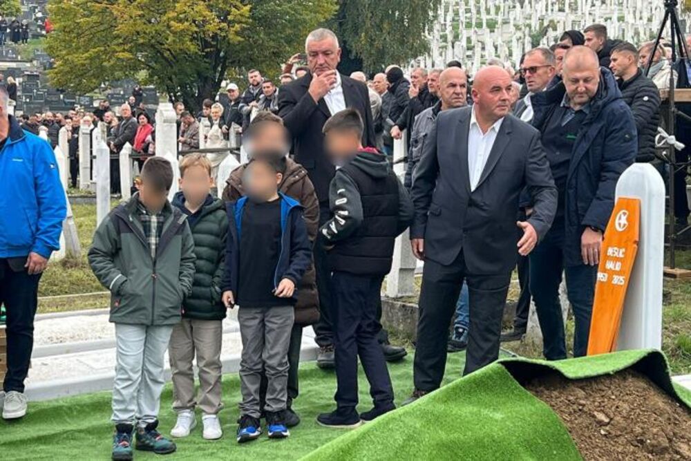 Porodica neutešna na sahrani