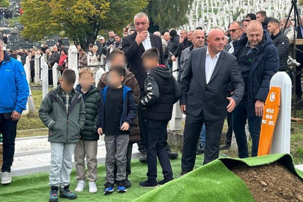 NIJEDNA POZNATA LIČNOST SE NIJE POJAVILA NA HALIDOVOM GROBU! Saznao se razlog, evo ko je JEDINO STIGAO