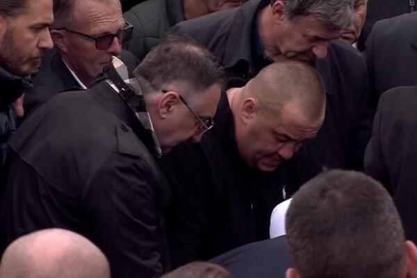 OD OVOG PRIZORA SA GROBLJA SRCE MOŽE DA PUKNE! Ovako se sin Halida Bešlića oprostio od oca! Tuga