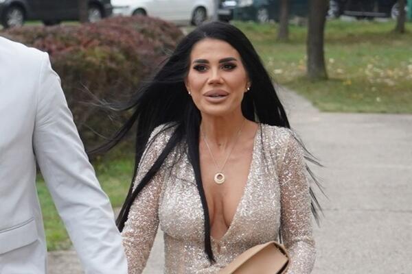 GRUDI NA IZVOL'TE! Beograđani polomiše vratove za ženom poznatog Srbina - mlada odvalila dekolte, ALI I OVA CRNKA