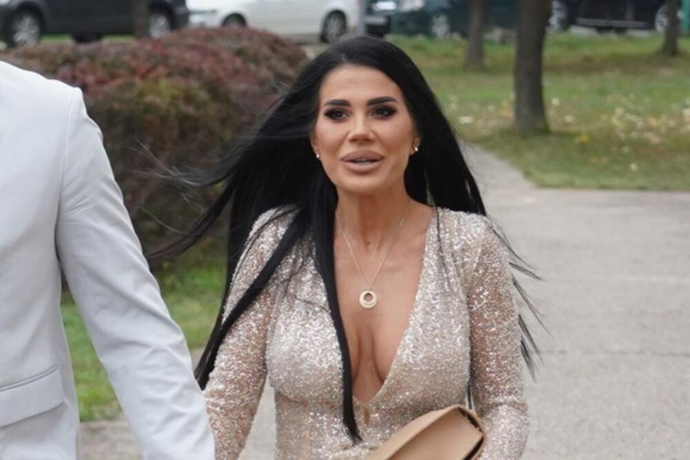 GRUDI NA IZVOL'TE! Beograđani polomiše vratove za ženom poznatog Srbina - mlada odvalila dekolte, ALI I OVA CRNKA