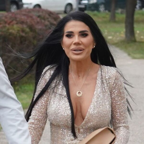 GRUDI NA IZVOL'TE! Beograđani polomiše vratove za ženom poznatog Srbina - mlada odvalila dekolte, ALI I OVA CRNKA