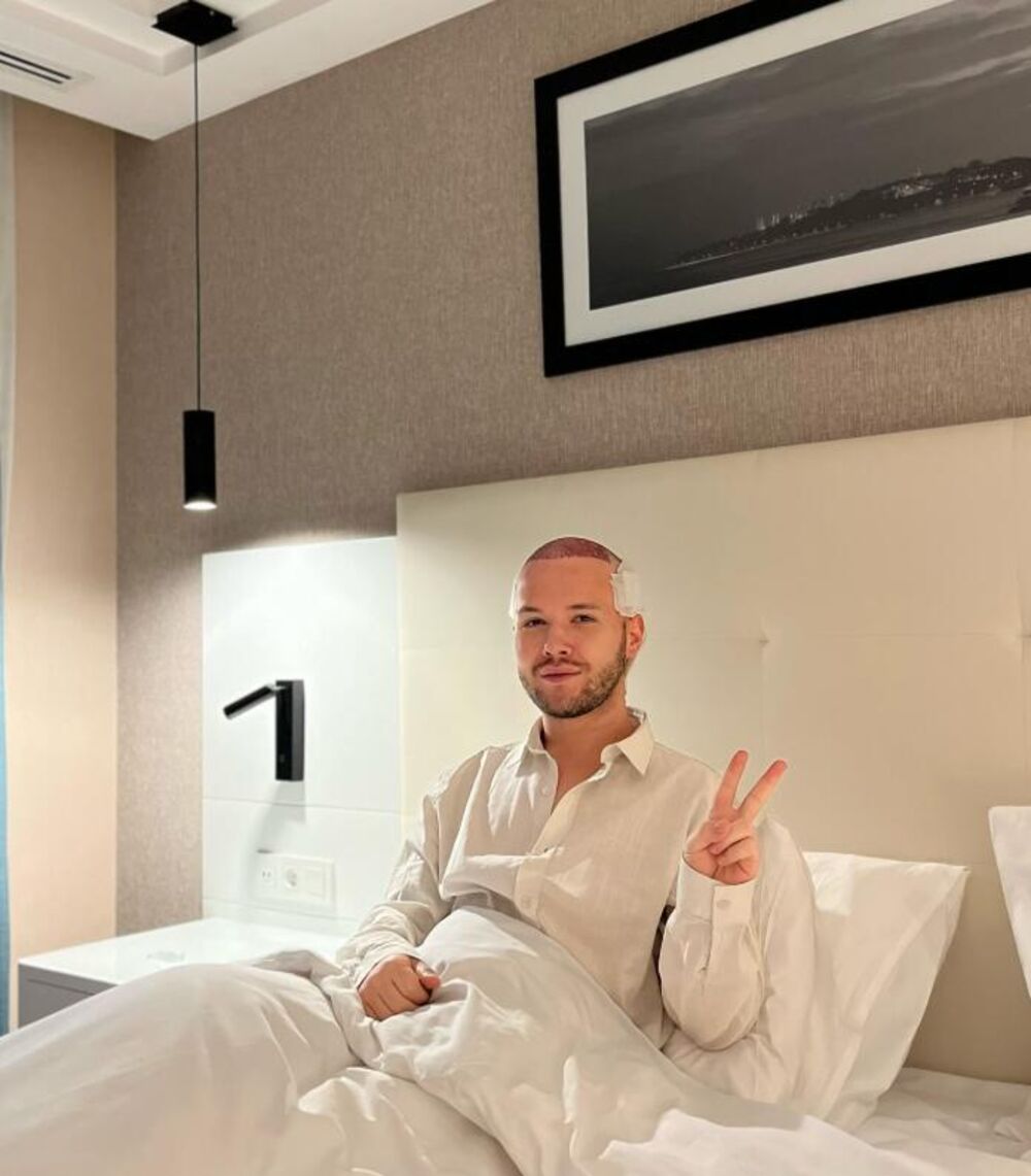 Pozirao je u bolničkoj pidžami sa zavojima na glavi