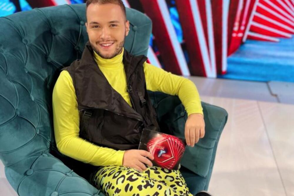 ŠTA MU SE DESILO, BRE?! Voditelj Pinka se pojavio sa GLAVOM U ZAVOJIMA – narod u ŠOKU, ne sluti na dobro?