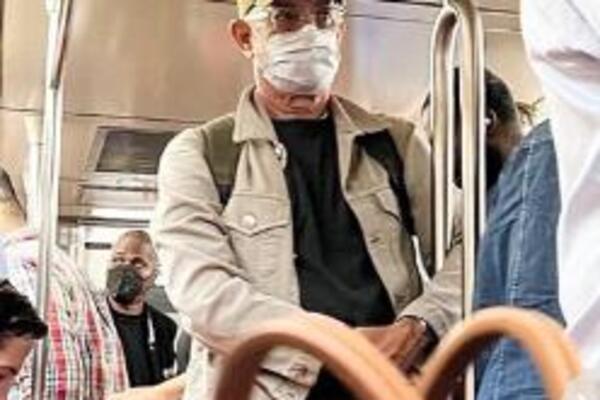 ŠTA ĆE MILIONER MEĐU SMRTNICIMA? Putnici ostali šokirani kad se ON pojavio, slike iz METROA obišle svet