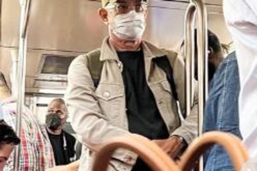 ŠTA ĆE MILIONER MEĐU SMRTNICIMA? Putnici ostali šokirani kad se ON pojavio, slike iz METROA obišle svet