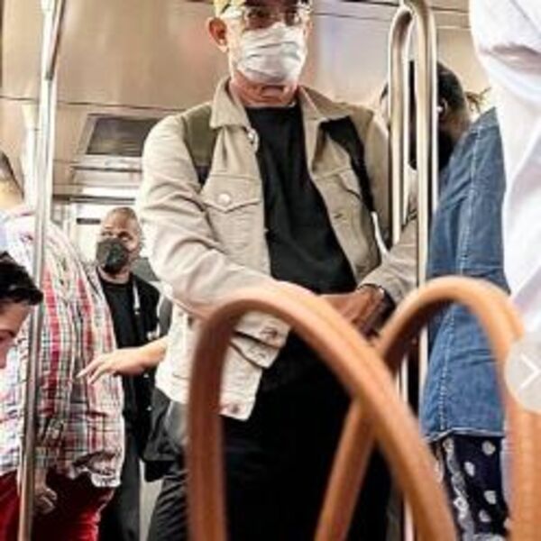 ŠTA ĆE MILIONER MEĐU SMRTNICIMA? Putnici ostali šokirani kad se ON pojavio, slike iz METROA obišle svet