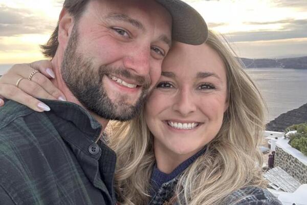 Dumoviči nađeni mrtvi u parkiranom automobilu! Pre smrti žena podelila sliku na profilu i napisala ovu poruku?!