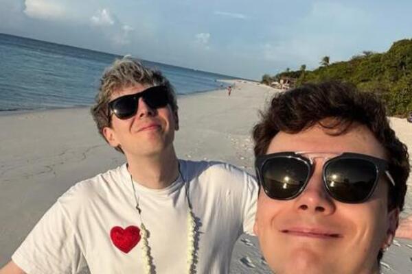 POZNATI JUTJUBERI PRIZNALI DA SU U GEJ VEZI! Kad su rekli i koliko dugo, internet eksplodirao