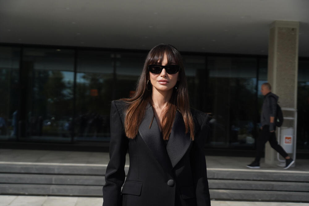 CRNU MAMBU SKUPA MAŠINA DOVEZLA U BEOGRAD! Emina vrela poput Bondove devojke - ne liči na sebe