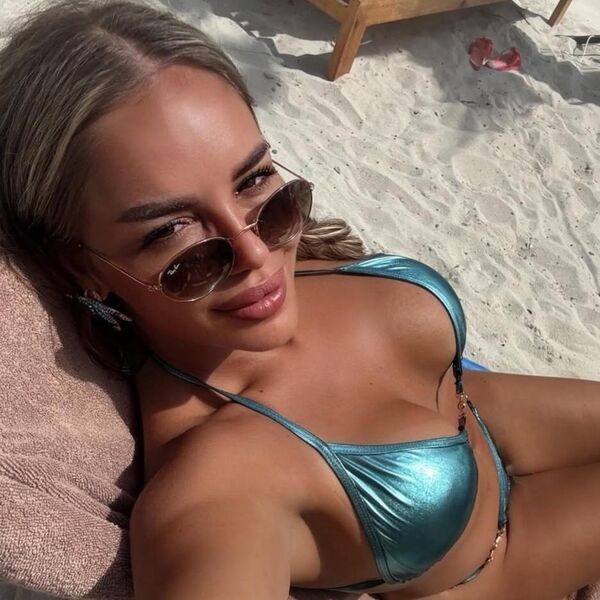 Nataša rešila da pokaže čime raspolaže: Bez stida istakla bujno poprsje, mikro bikini samo što ne prsne, bomba