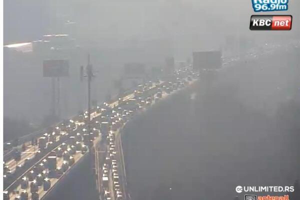 JUTARNJI HAOS U BEOGRADU: Kolone vozila na ulicama prestonice, gužve na sve strane (FOTO)