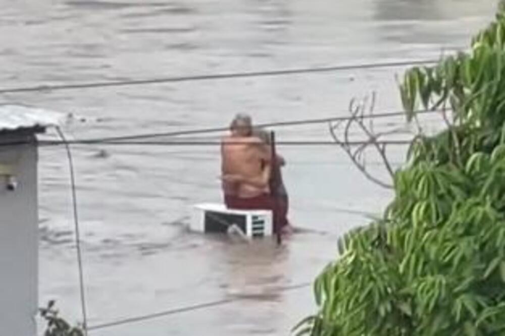 Baka i deka u čvrstom zagrljaju dok oko njih bujica nosi sve pred sobom! Dirljiv prizor obišao ceo svet (VIDEO)