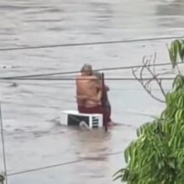 Baka i deka u čvrstom zagrljaju dok oko njih bujica nosi sve pred sobom! Dirljiv prizor obišao ceo svet (VIDEO)