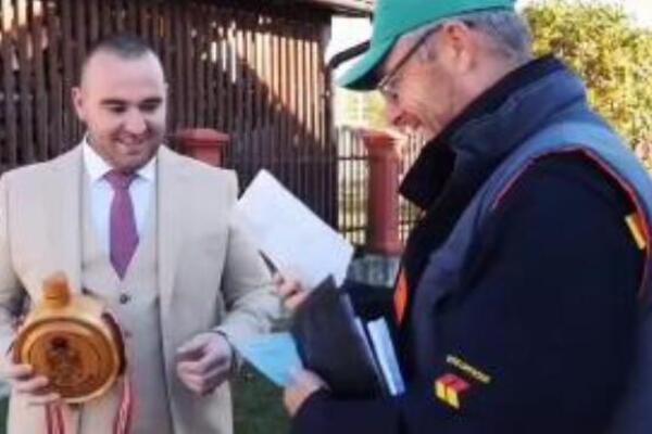 NEMA VESELJA BEZ MALO STRESA Bosancu stigla čestitka od države na DAN SVADBE, poštar ga uhvatio pred oltarom, pa...