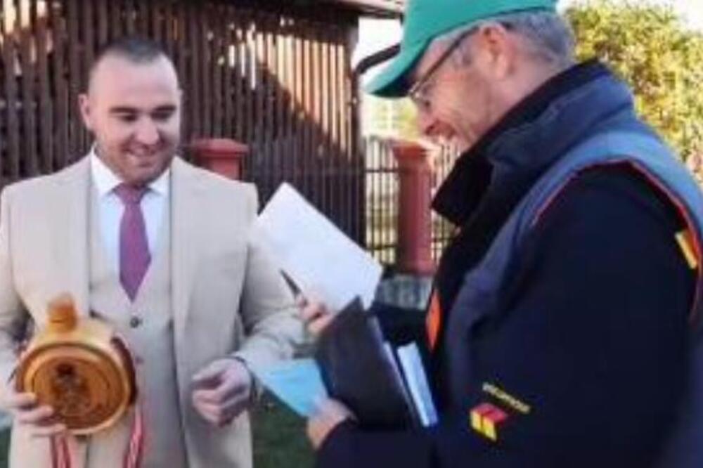 NEMA VESELJA BEZ MALO STRESA Bosancu stigla čestitka od države na DAN SVADBE, poštar ga uhvatio pred oltarom, pa...