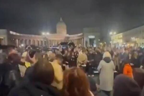 ŠOK PRIZOR IZ PUTINOVOG RODNOG GRADA! Stotine zapevale pesmu koja poziva na njegovo SVRGAVANJE, ovo NIJE VIĐENO!