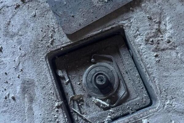 Renovirao kuću iz 1920-ih, pa primetio nešto ČUDNO u podu: Podigao METALNI POKLOPAC, a tamo zatekao...