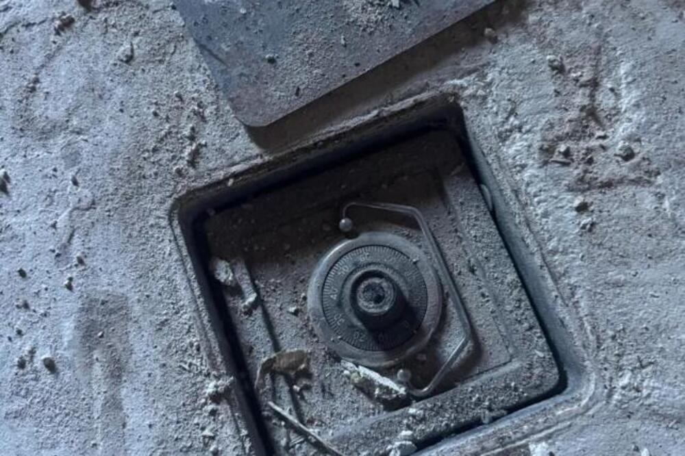 Renovirao kuću iz 1920-ih, pa primetio nešto ČUDNO u podu: Podigao METALNI POKLOPAC, a tamo zatekao...