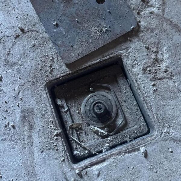 Renovirao kuću iz 1920-ih, pa primetio nešto ČUDNO u podu: Podigao METALNI POKLOPAC, a tamo zatekao...