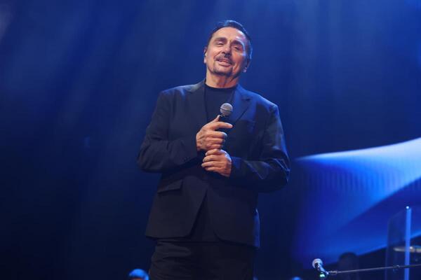 Keba okupio pola estrade: Pojavila se i njegova ćerka, Taša u mini suknji i čizmama na štiklu ostavlja bez reči