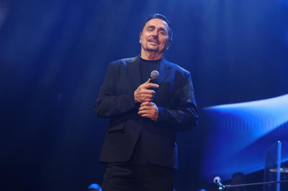 Keba okupio pola estrade: Pojavila se i njegova ćerka, Taša u mini suknji i čizmama na štiklu ostavlja bez reči