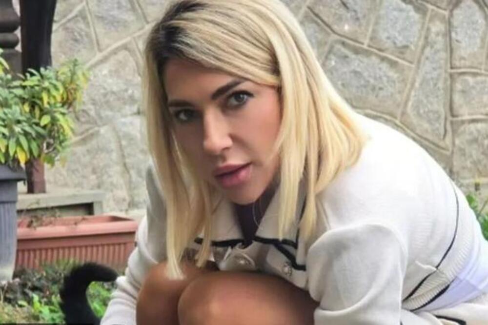 "JA GA UHVATIM ZA VRAT, A ON MENE ŠČEPA ZA RUKU": Jovana Jeremić opisala šta radi sa MAČOROM, šok