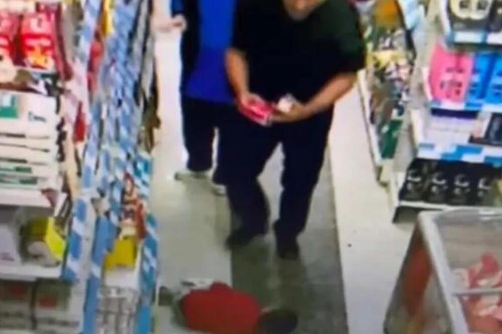 OTAC KRVNIČKI ŠUTIRAO SINA (5) U PRODAVNICI, DETE LETELO PO PATOSU: Kamere sve snimile, OVO JE BAŠ UZNEMIRUJUĆE!