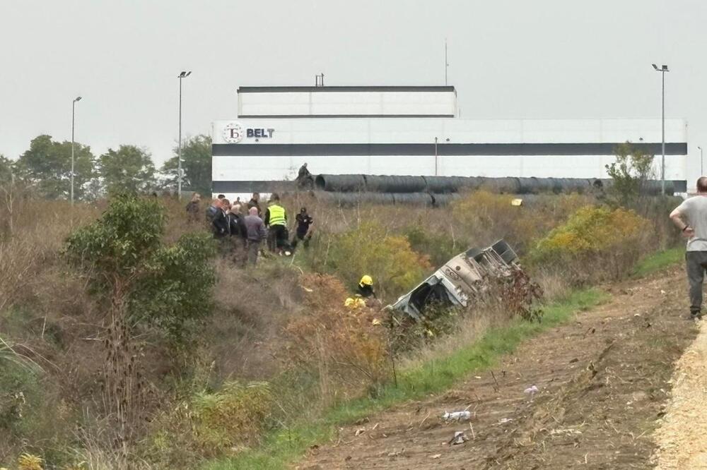 NAJMANJE DVE OSOBE POGINULE! Autobus pun putnika se prevrnuo kod Sremske Mitrovice, veliki broj ljudi povređen!