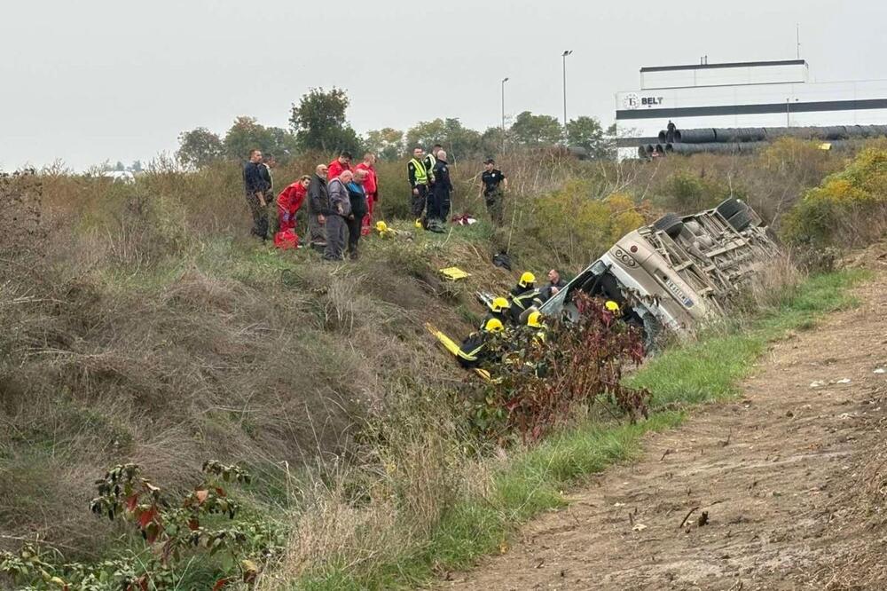 "DOLE GLAVE, DOLE GLAVE": Radnik koji je bio u autobusu opisao šta je prethodilo tragediji! "Pali smo na kolege"
