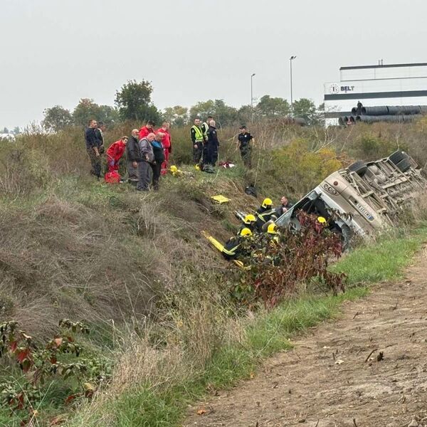Horor prizor dan posle strašne nesreće kod Sremske Mitrovice: Zabranjen prilaz, sedišta i odeća na sve strane VIDEO