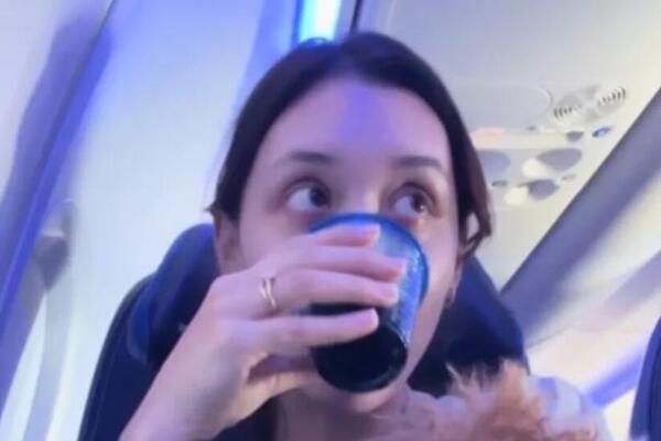 Supruga pilota se ukrcala u avion, a onda se uključio razglas: Zbog njegovog poteza PROPALA je u ZEMLJU (VIDEO)