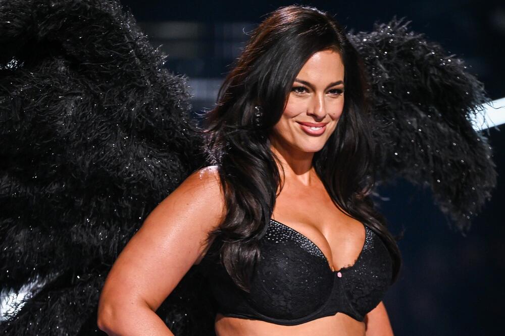 SMELO, HRABRO I VRELO! Spremna na rizik - boginja lepote u centru pažnje dok sa VIŠKOM u VEŠU hoda pred NARODOM